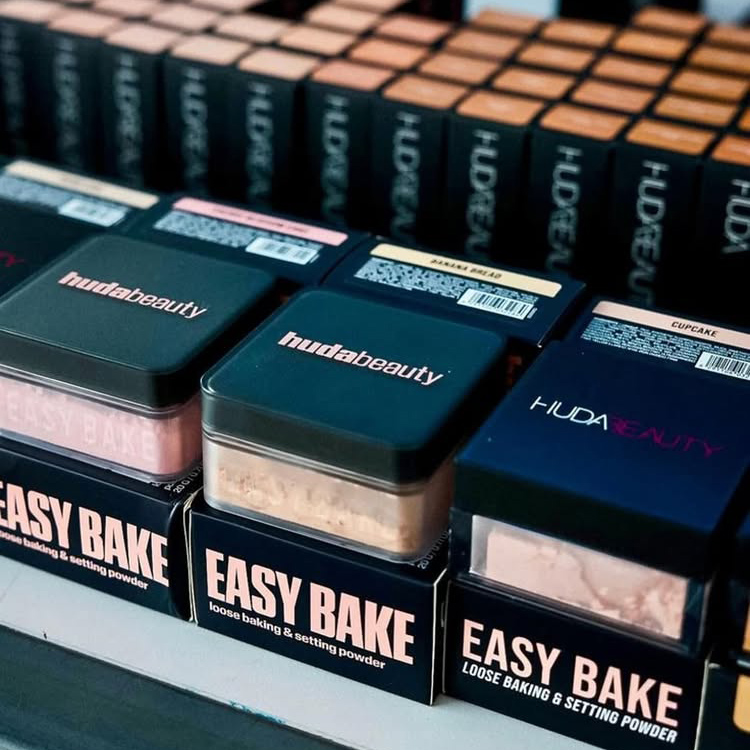 New Huda Easy Bake Fragrance F - огляд і ціна Huda Beauty Makeup Bag