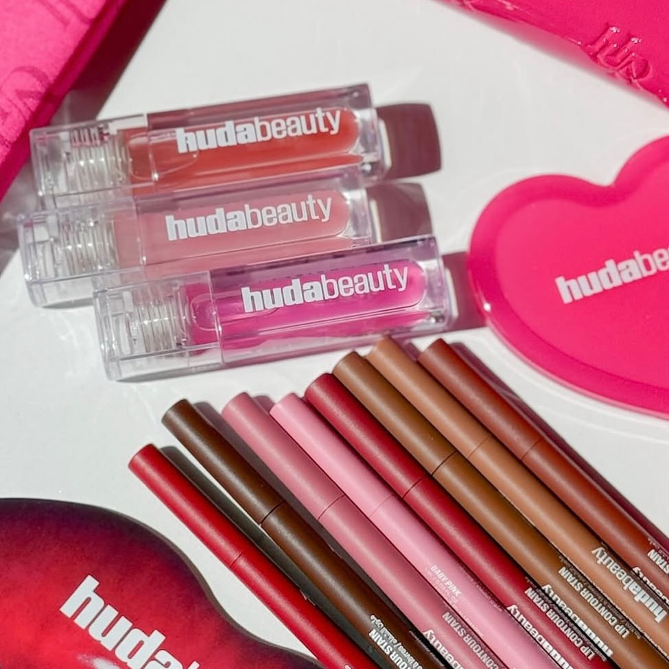 HudaBeauty Faux Filler Shiny N - огляд і ціна Huda Beauty Makeup Bag